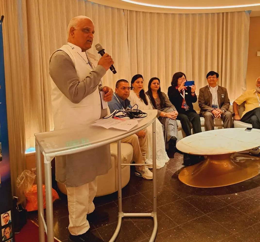 Acharya Hari Sharma addressing an international astrology delegation